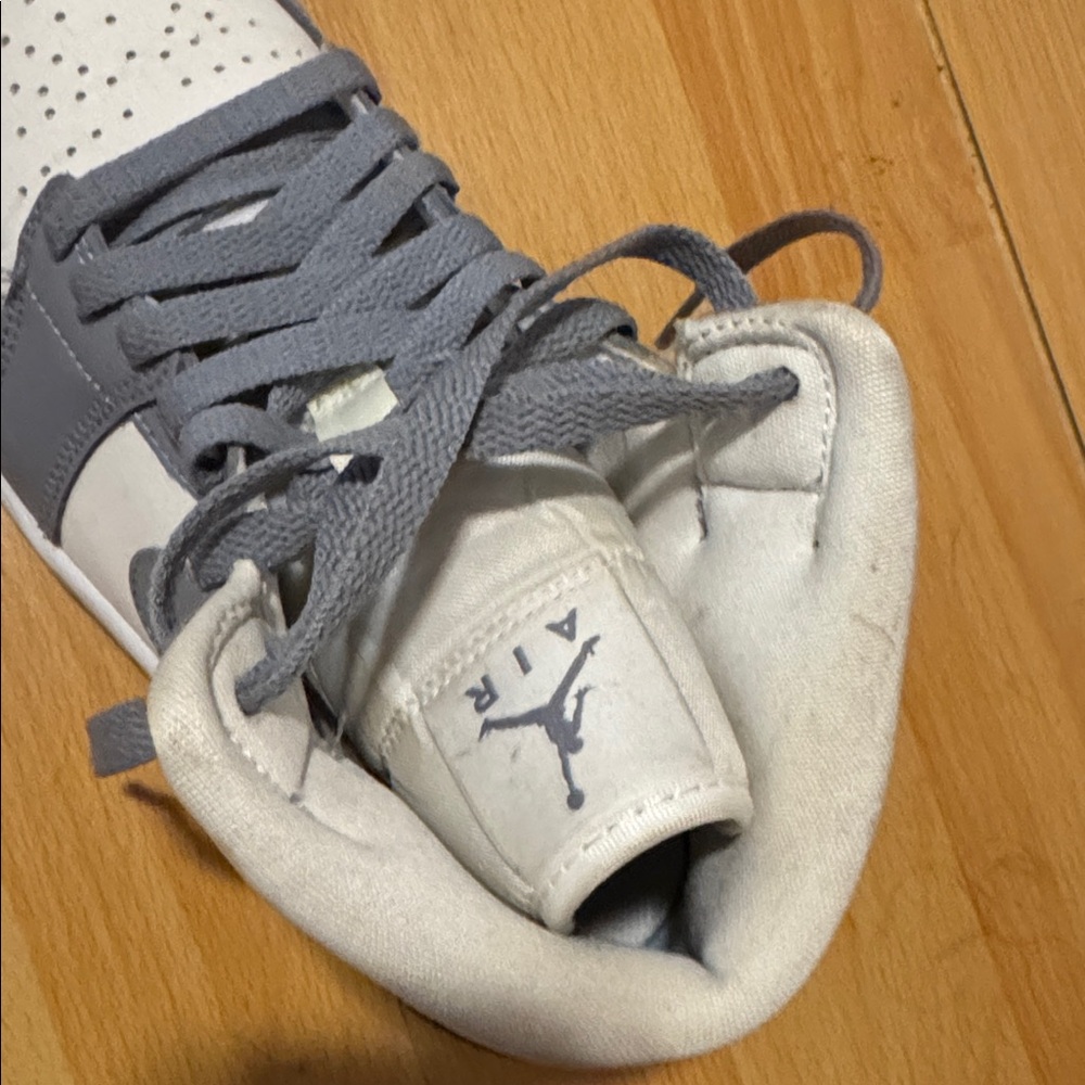 Jordan woman’s Sneakers in Gray and White size 6.5 - Picture 6 of 7